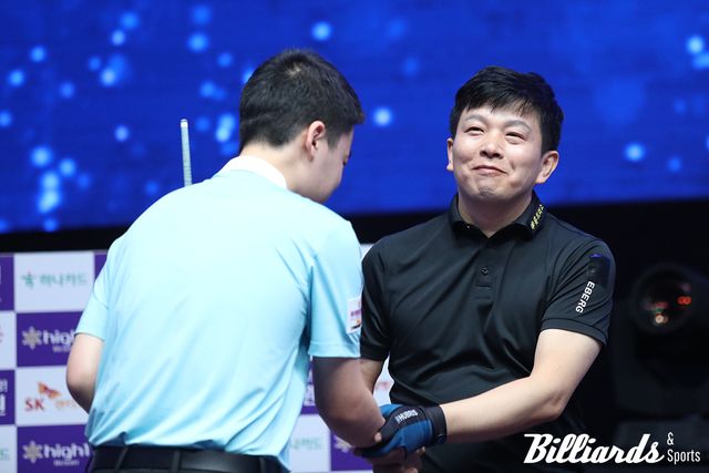 김영원의 승리를 축하해 주는 구자복.