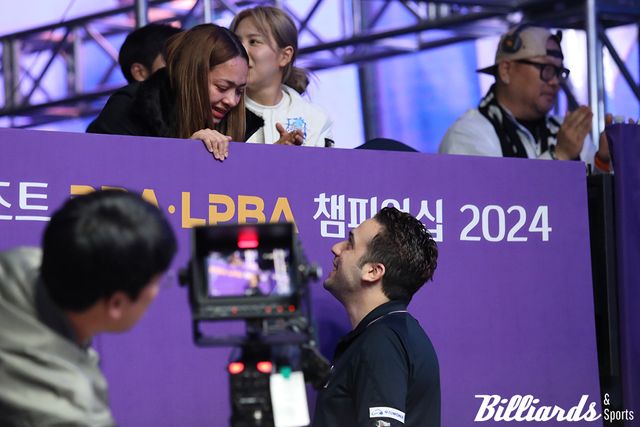 다비드 사파타(우리금융캐피탈)가 전 세계 당구팬들이 지켜보는 가운데 여자친구 마리아 카밀라 오초아 마쏘에게 프러포즈를 했다. 사진=정선/이용휘 기자