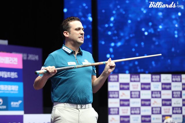 승리 후 큐를 들고 포효하는 사파타.