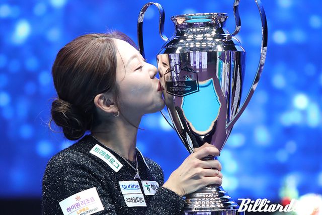 우승 트로피에 키스하는 김가영.