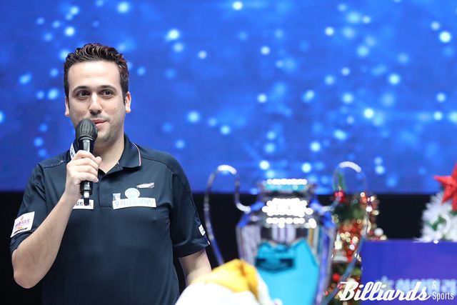 준우승자인 사파타가 마이크를 들고 깜짝 등장해 연인에게 프러포즈를 했다.