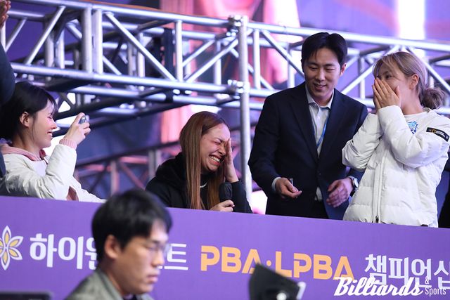 뜻밖의 프러포즈에 감동한 마리아 카밀라 오초아 마쏘. 사파타의 우리금융캐피탈 동료인 서한솔과 김민영이 옆에서 축하해주고 있다.