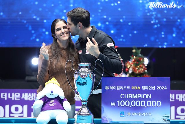 아내와 함께 우승을 축하하는 마르티네스.