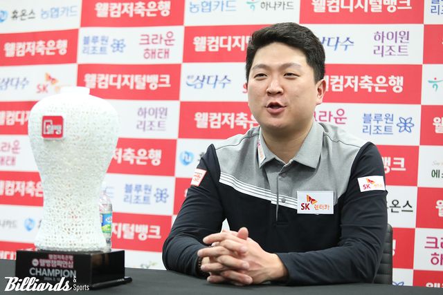 우승 기념 기자회견 중인 조건휘.