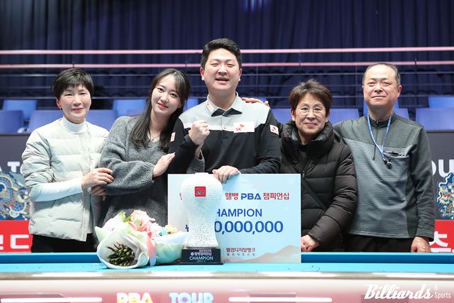 가족들과 기념사진을 찍고 있는 조건휘. 왼쪽이 장모님과 부인, 그리고 오른쪽이 어머니와 아버지.