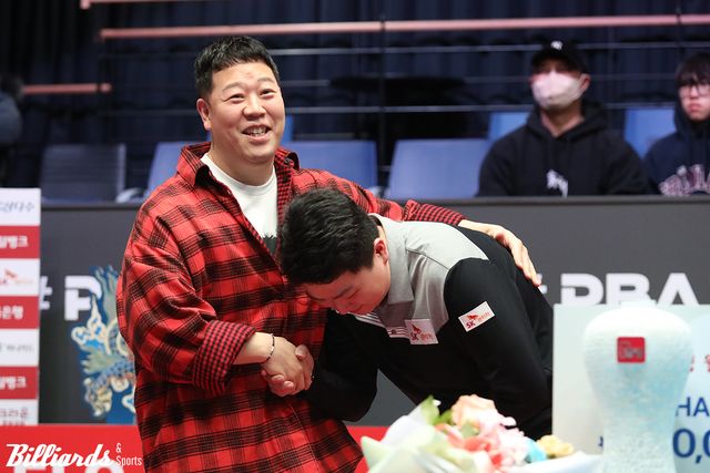 축하를 건네는 SK렌터카 주장 강동궁.