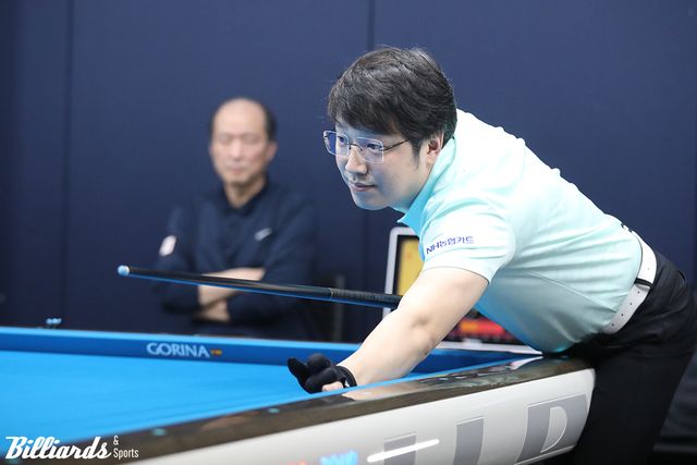 '웰컴저축은행 웰뱅 PBA 챔피언십' 128강에서 이홍기와 경기 중인 오성욱. 1세트에 이홍기와 마찰이 있었던 오성욱은 이날 대결에서 패했다.