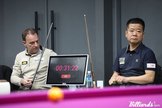 승부치기가 시작되길 기다리는 이종주와 다니엘 산체스(좌).