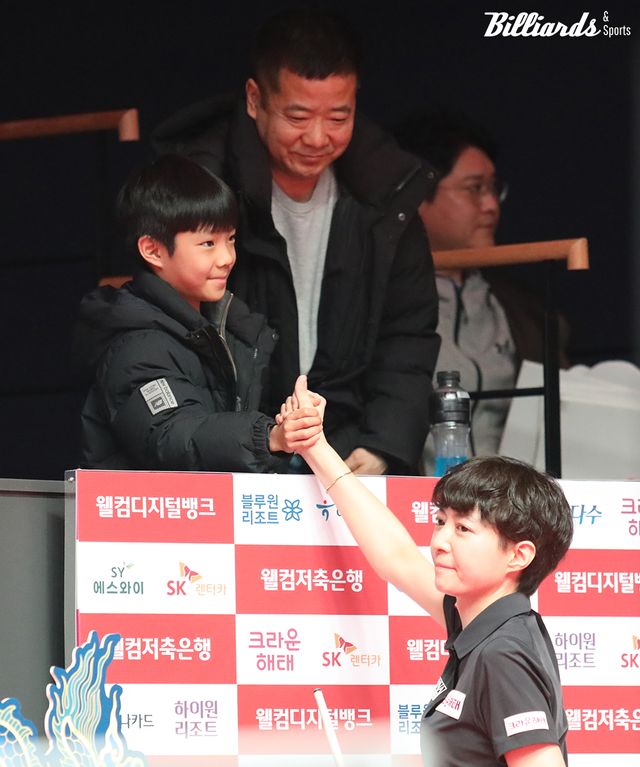 지난 8차 투어 준결승전 임정숙의 경기를 응원하기 위해 경기장을 찾은 이종주와 아들.&nbsp;