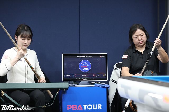 가장 먼저 16강 경기를 끝낸 황다연과 김경자가 짐을 싸고 있다.