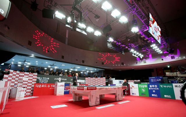 6일 오전 11시 30분에 경기도 고양시의 '고양 킨텍스 PBA 스타디움'에서 '웰컴저축은행 PBA-LPBA 챔피언십' 개막식이 열렸다. 이번 대회는 4일 LPBA 예선전을 시작으로 6일 개막식 후 PBA 128강전이 열렸고, 명절 연휴 동안 대회가 치러진다.&nbsp; PBA 제공