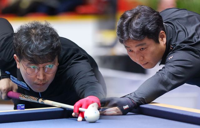 1일(한국시간) 오전에 콜롬비아 보고타에서 통산 200번째 개최된 3쿠션 당구월드컵에서 한국의 황봉주(안산체육회·왼쪽)와 서창훈(시흥체육회)이 본선 32강 리그전에 진출했다.&nbsp; 사진=아프리카TV 제공