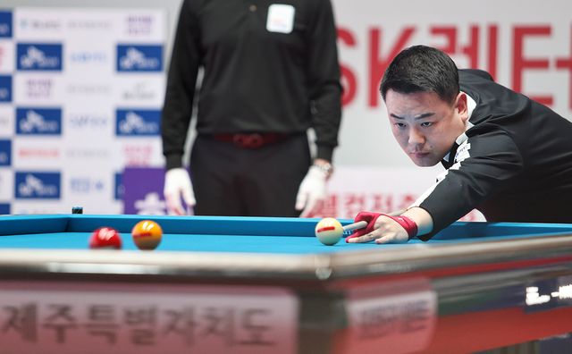 지난 시즌에 1승 2패로 조별리그를 통과하고 유수한 강자들을 꺾으며 우승한 '디펜딩 챔피언' 조재호는 이번 시즌도 조별리그 첫 경기에서 져 2차전을 반드시 이겨야 하는 부담을 안게 됐다. B조 조재호의 2차전 상대는 '언더독 신화' 박기호다.