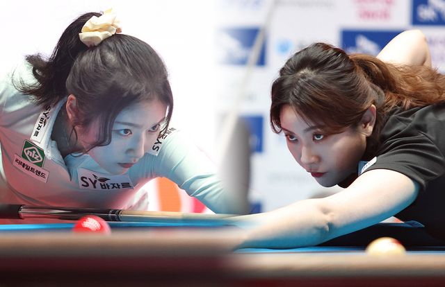 '랭킹 1위의 벽'에 도전하는 한지은(에스와이·왼쪽)과 이미 그 벽을 넘어 프로 정상에 올라선 김민아(NH농협카드·오른쪽). 두 선수가 이번 월드챔피언십 8강전에서 첫 대결을 벌인다.&nbsp; 사진=PBA 제공
