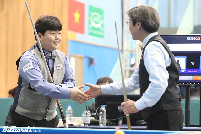 지난해 대회 8강에서 조명우가 모리 요이치로와 악수를 나누고 있다. 모리는 8강에서 조명우를 꺾고 끝내 우승을 차지했다.