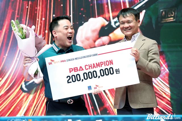 조재호는 우승상금 2억원을 받아 지난 시즌 총 4억2250만원의 상금을 획득했다. 사진은 조재호와 SK렌터카 황일문 대표.