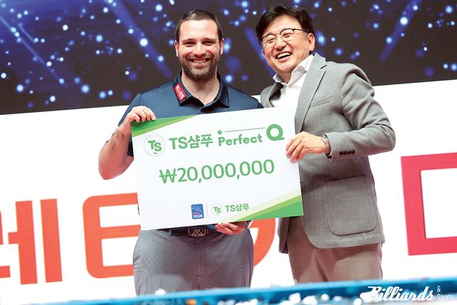 팔라존은 지난 시즌 월드챔피언십 조별리그 마지막 경기에서 조재호를 3-2로 꺾어 3승으로 통과했다. 두 번째 최원준과의 승부에서는 3세트 1이닝에 퍼펙트큐(15점)를 달성해 2000만원의 상금을 받았다. 4강에서 다시 만난 조재호에게 져 결승 진출에는 실패했다. 사진은 당시 시상식에서 팔라존과 PBA 장상진 부총재.