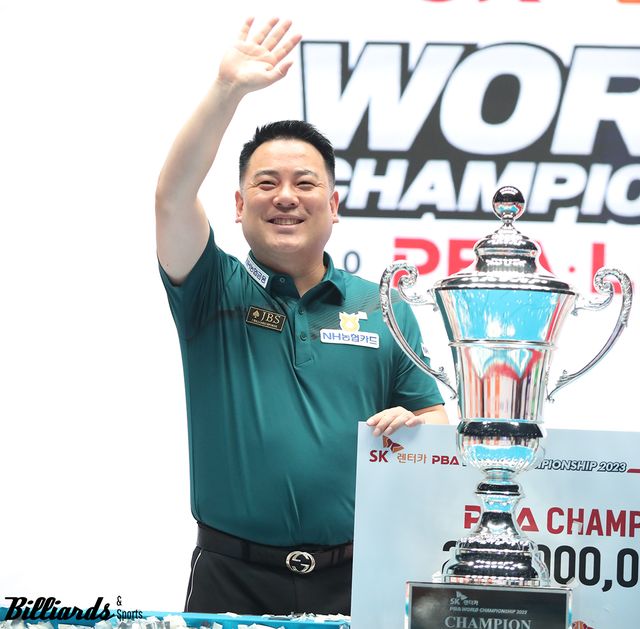 시상식에서 관중석을 향해 손을 흔들며 환하게 웃는 조재호.