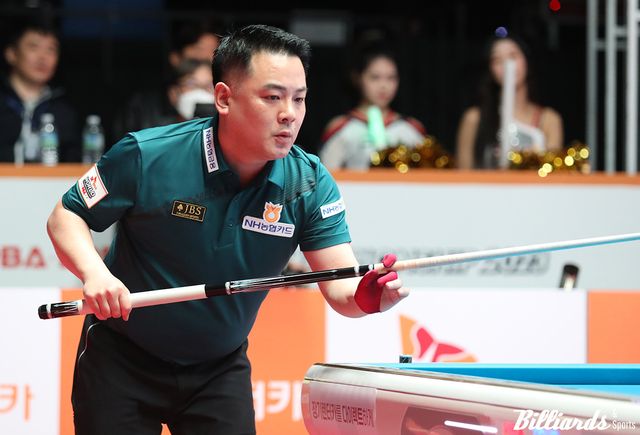 다비드 마르티네스와 결승전 경기 중인 조재호.