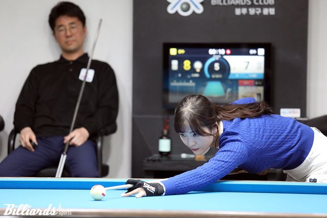 1세트부터 팽팽하게 접전을 벌이고 있는 김상아.