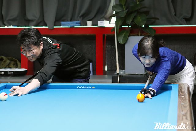 1세트 뱅킹을 하는 유동훈과 김상아.