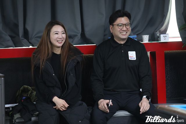 이한나 심판과 성혁기 심판이 즐거운 표정으로 경기를 지켜보고 있다.