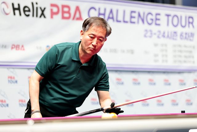 우승자 곽준영이 결승에서 김진태와 경기를 벌이고 있다.