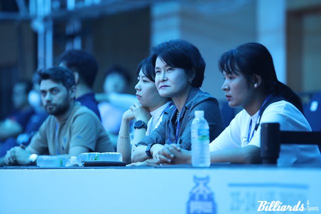 경기장에서 블루원엔젤스 선수들과 경기를 지켜보고 있는 윤재연 구단주. 왼쪽부터 잔 차파크, 김민영, 윤재연 대표, 스롱 피아비.