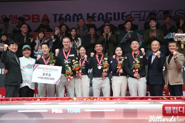 '웰컴저축은행 웰뱅 PBA 팀리그 2023-2024' 파이널에서 준우승을 차지한 SK렌터카 다이렉트. 맨 오른쪽이 SK렌터카의 황일문 구단주.