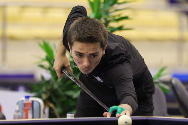 부라크 하샤시가 8강에서 에디 멕스를 꺾고 첫 준결승에 올랐다.