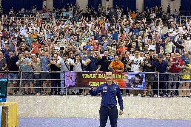 호찌민 당구월드컵에서 우승을 차지한 쩐득민과 환호하는 베트남 관중들. 사진=민디엔 SNS