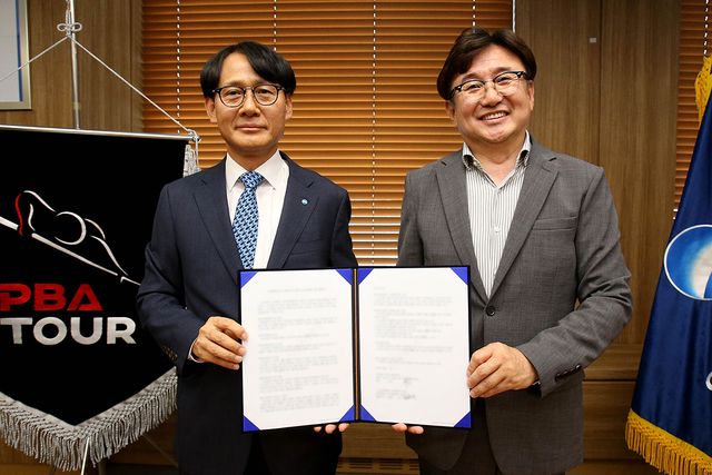 우리금융캐피탈 정연기 대표이사와 PBA 장상진 부총재가 협약식 후 기념촬영 하고 있다.