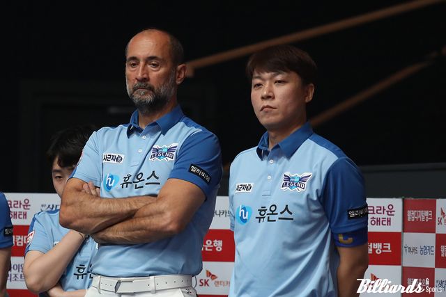 휴온스는 지난 시즌을 앞두고 PBA 팀리그 드래프트에서 최성원(우)과 세미 사이그너(좌)를 동시에 영입하며 반등을 노렸다.