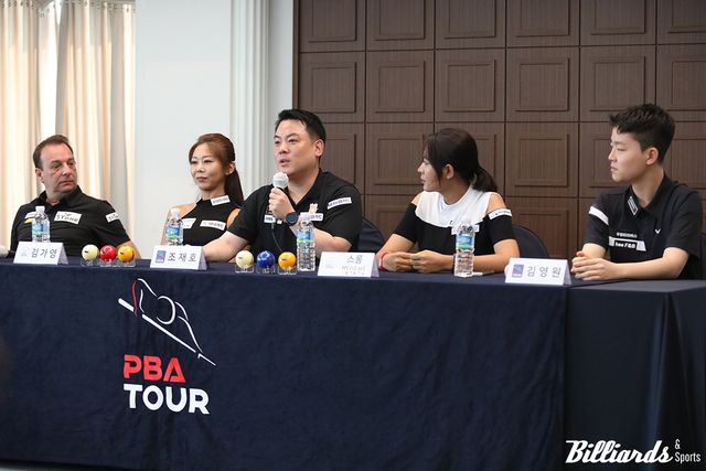 미디어데이 행사에서 기자들의 질문에 답하고 있는 선수들.