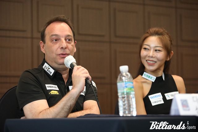 기자들의 질문에 답변하는 다니엘 산체스