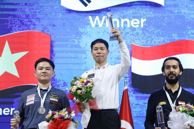 한국의 '3쿠션 베테랑' 허정한(경남)이 베트남의 '3회 연속우승'을 저지하며, 8년 만에 두 번째 당구월드컵 우승트로피를 차지했다.&nbsp; 사진=SOOP 제공&nbsp;
