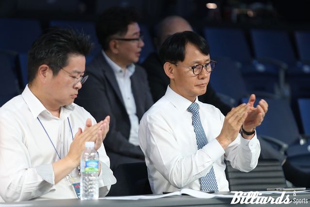 늦은 시간까지 자리를 뜨지 않고 선수들을 응원하고 있는 우리금융캐피탈의 정연기 대표. 사진=고양/이용휘 기자