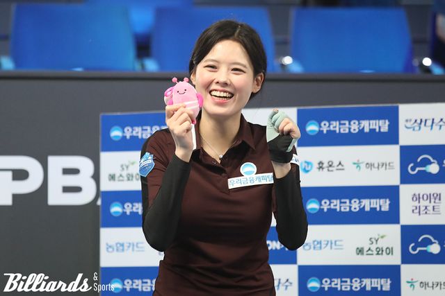 LPBA 32강전 승리 후 우리원위비스 마스코트 인형을 들고 환하게 웃는 서한솔. 사진=고양/이용휘 기자