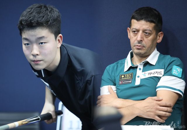 '2006년생 '17살 신예' 김영원이 '프로당구 투어 챔피언' 무라트 나지 초클루(하나카드)를 세트스코어 3-2로 꺾는 이변을 연출하며 16강에 진출했다.&nbsp; 사진=고양/이용휘 기자