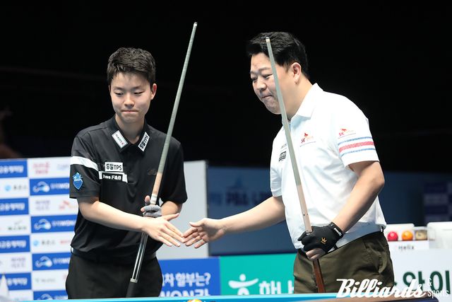 결승전에 앞서 뱅킹 준비를 하는 김영원과 강동궁.