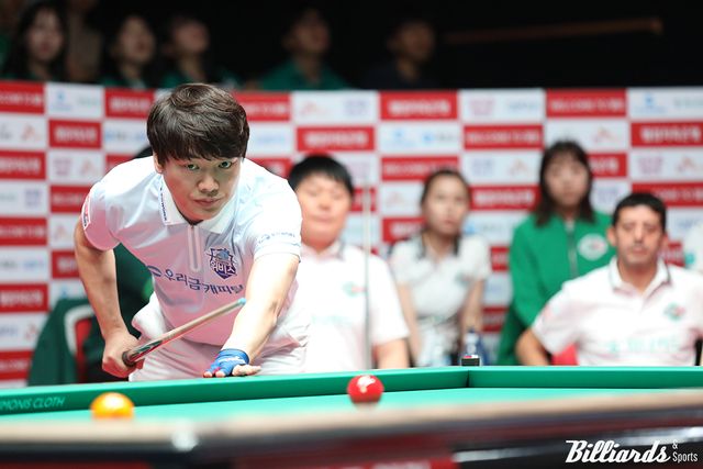 1세트와 4세트 복식전 두 경기를 모두 이겨 우리금융캐피탈을 승리로 이끈 강민구.