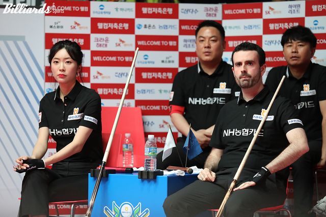 4세트 혼합복식에서 처음 호흡을 맞춘 정수빈(왼쪽)과 안토니오 몬테스(오른쪽). 두 선수는 8:5로 앞서다가 8:8 동점을 허용했으나, 정수빈이 9이닝에 옆돌리기를 침착하게 성공시켜 9:8로 승리를 거두었다.