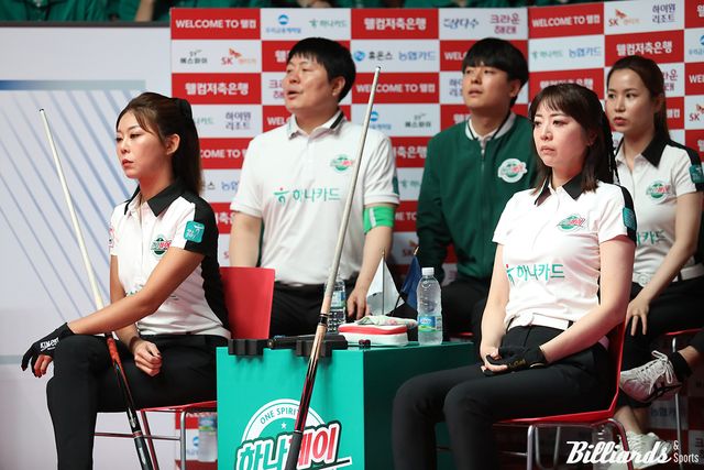 하나카드는 2세트 여자복식에서 김가영-사카이 아야코가 우리금융캐피탈의 스롱 피아비-서한솔에게 7:9로 아깝게 패했다.