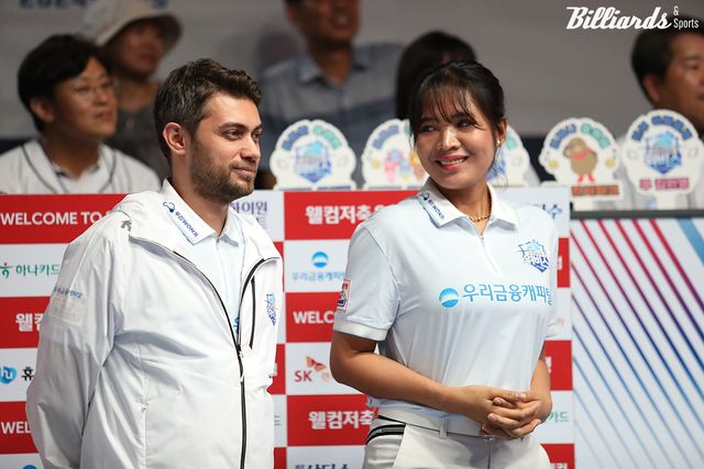 5세트에서 승리한 우리금융캐피탈의 잔 차파크(왼쪽)와 2세트를 이긴 스롱 피아비.