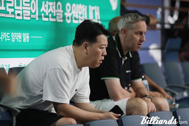 여자부 LPBA 투어 8강전을 관람 중인 강동궁&nbsp;