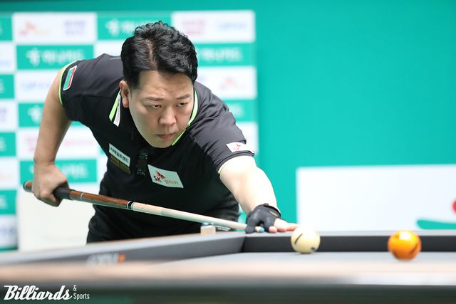 개막전 우승자 '헐크' 강동궁(SK렌터카)이 2차 투어 '하나카드 PBA 챔피언십' 16강전에서 '하나카드 챔피언십 준우승자' 륏피 체네트(하이원리조트)를 세트스코어 3-1로 꺾고 8강에 진출했다.&nbsp; 사진=고양/이용휘 기자