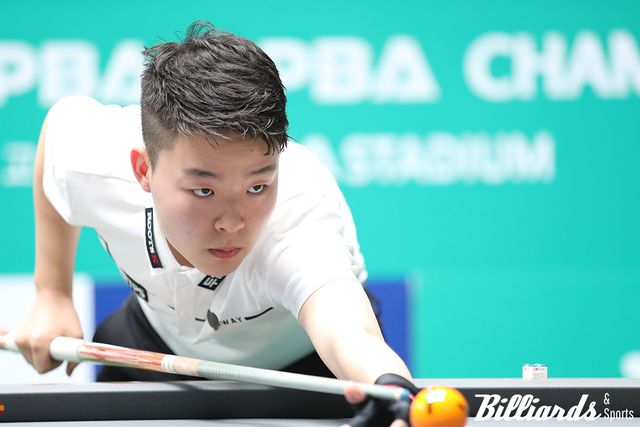 연달아 2강전에서 무라트 나지 초클루에게 2연승을 거두고 10대 돌풍을 이어가고 있는 김영원.