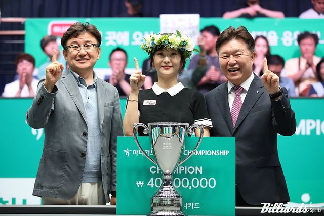 우승자 김상아(가운데)와 PBA 장상진 부총재(왼쪽), 하나카드 이완근 그룹장(오른쪽).