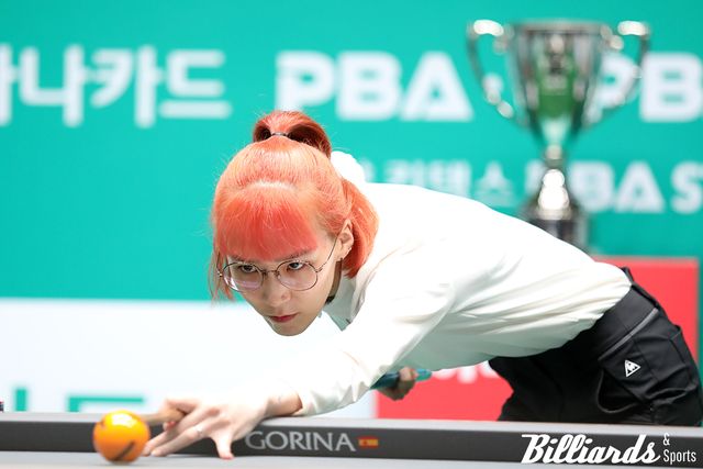 김다희는 프로당구 2차 투어 '하나카드 챔피언십'에서 김상아와 우승 트로피를 두고 최종 대결을 벌였다.