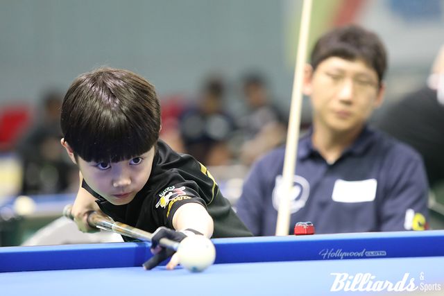 '태백산배 전국당구대회' 동호인부 D조 64강에서 조훈희와 대결 중인 유태승.